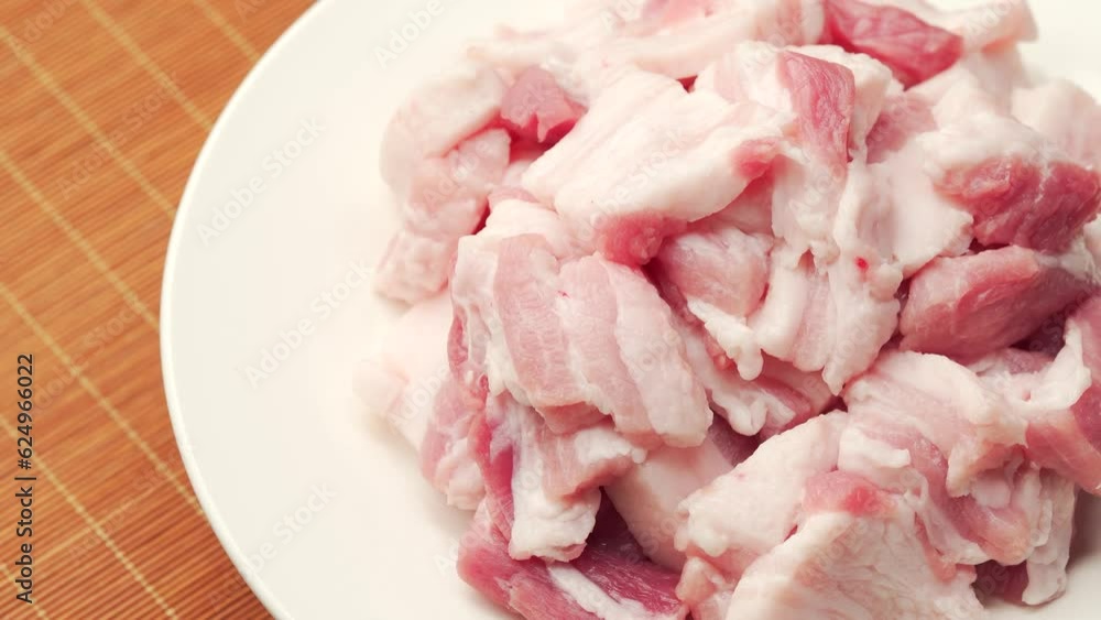 The cooking process of stewed fish head with vermicelli noodles, a local specialty food in Northeast China
The cooking process of stewed fish head with vermicelli noodles, a local specialty food in Northeast China