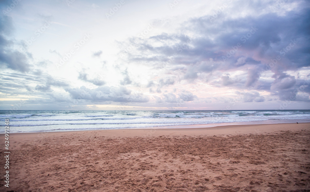 Horizonte do mar em praia deserta de Taipu de Fora, no litoral da Bahia, no nordeste Brasileiro. Densas nuvens em céu colorido no amanhecer do dia. Horizonte do mar em praia deserta de Taipu de Fora, no litoral da Bahia, no nordeste Brasileiro. Densas nuvens em céu colorido no amanhecer do dia.