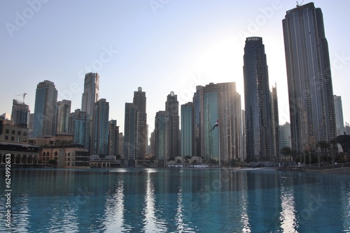 Dubai mall fountain and modern downtown buildings © Rodrigo Magaña