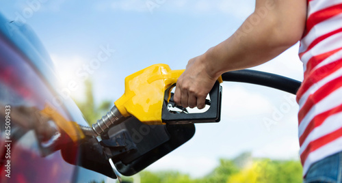 Cuadro en lienzo Woman hand refilling the car with fuel