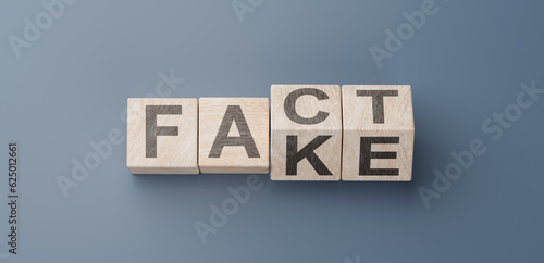 Fotografia, Obraz cubes turning message FACT to FAKE
