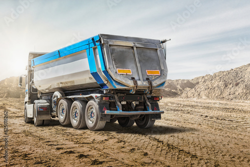 Canvastavla Large mining dump truck at the construction site