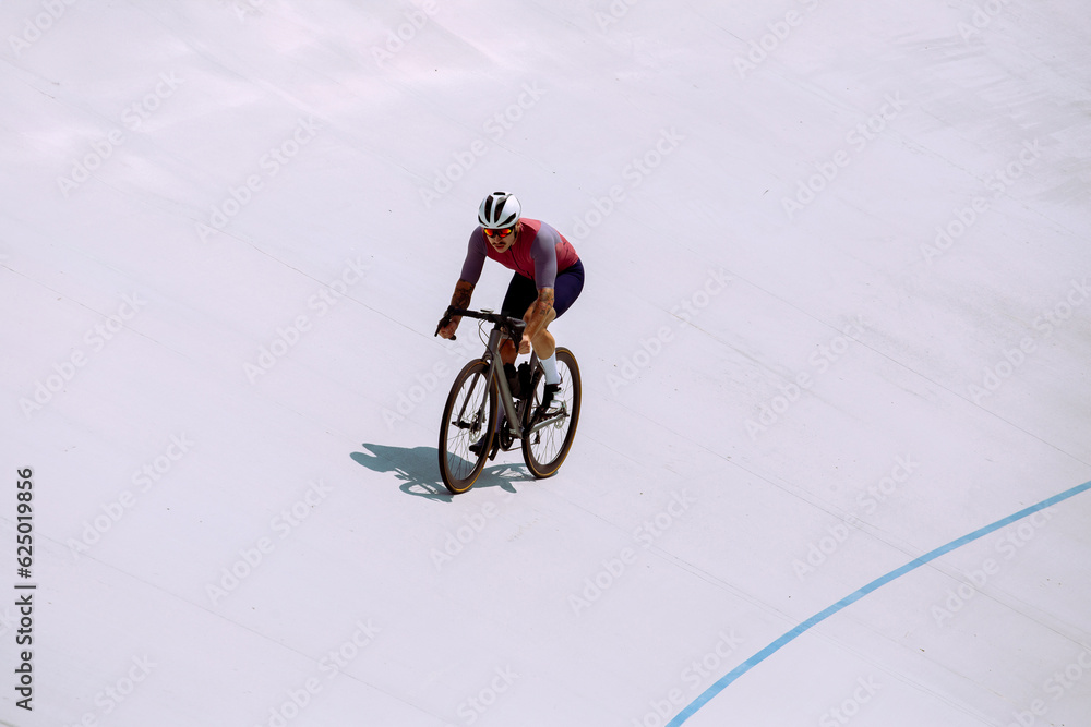 Naklejka premium Cyclist training on the cycle track.