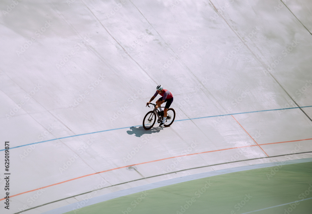 Naklejka premium Cyclist training on the cycle track.