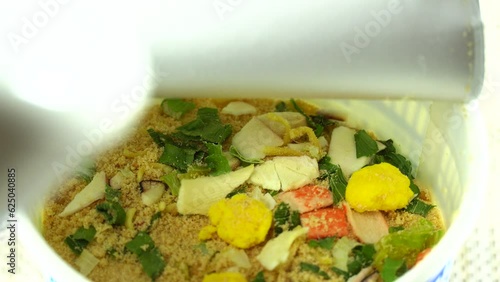 カップラーメンにお湯を入れている動画