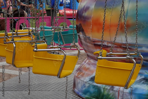 Manège de chaises volantes enfant dans une fête foraine