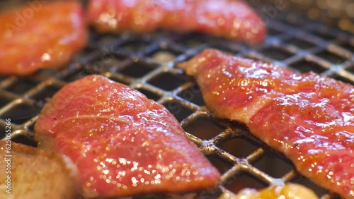 美味しそうに焼ける焼肉、やきにくのアップ、日本食、コリアンバーベキュー
