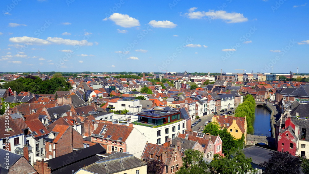 schöner weiter Blick vom Burgturm auf Stadt Gent bei blauem Himmel und weißen Wolken