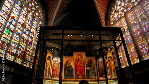 berühmter Flügelaltar in der St. Bavo Kathedrale in Gent mit Adam und Eva und dem Lamm Gottes vom 15. Jh.