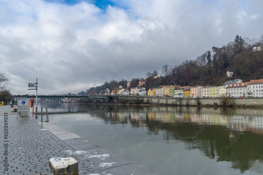 Φωτογραφία The Danube with its colorful houses on the banks of Passau, Germany