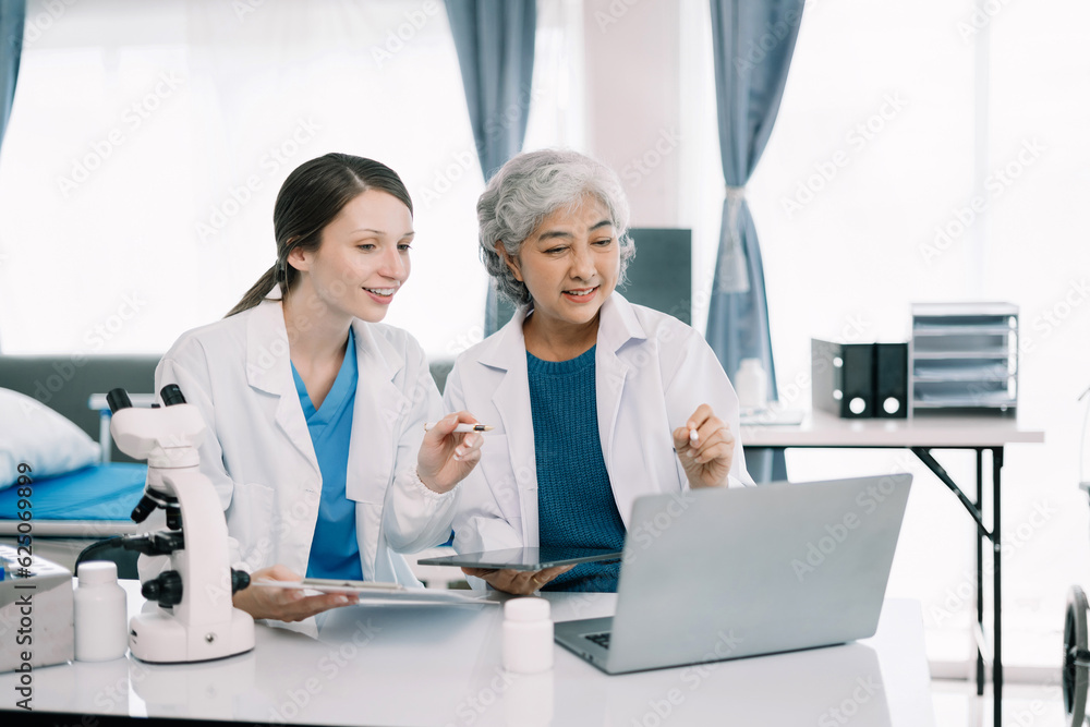 Obraz premium Medical Research Laboratory: Two scientists working, using digital tablets, analyzing samples, talking, developing biotechnology.