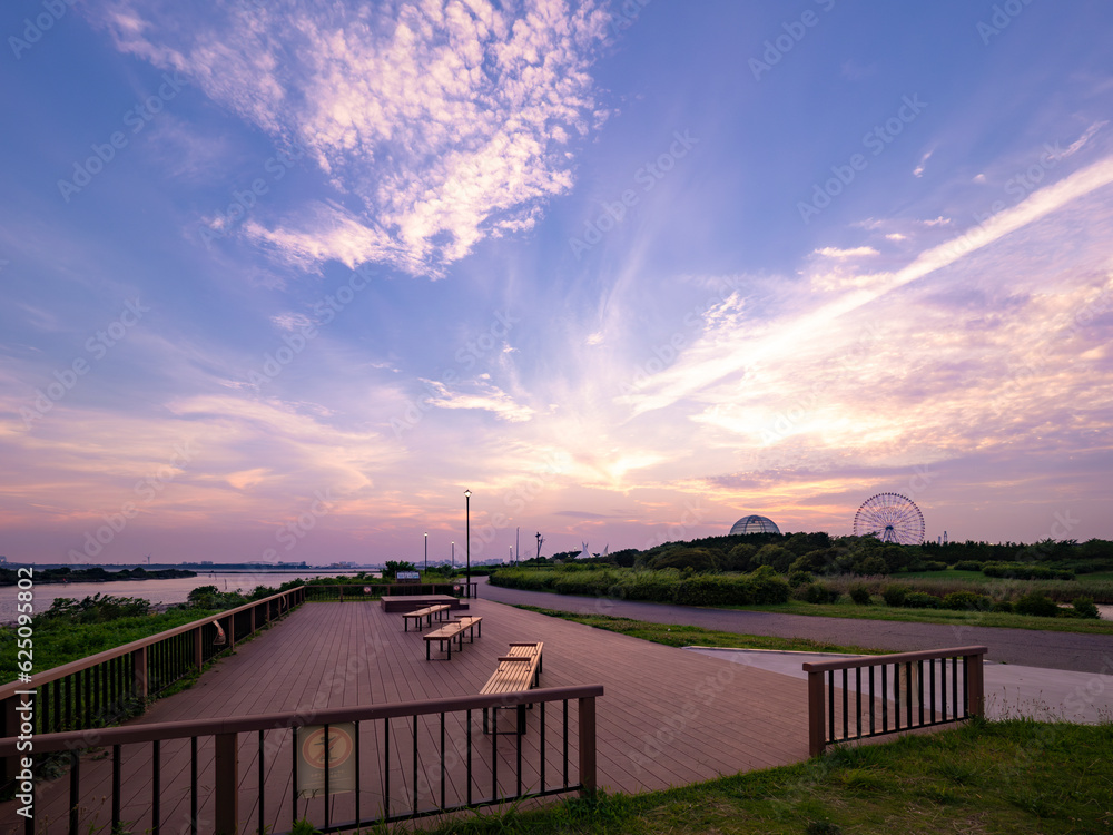夏の夕景、葛西臨海公園 ウッドデッキと水族館・観覧車 心地よい
