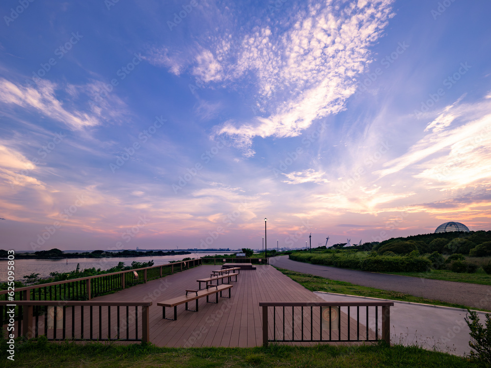夏の夕景、葛西臨海公園 ウッドデッキと水族館 心地よい