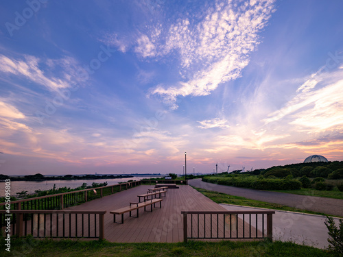 Obraz na płótnie 夏の夕景、葛西臨海公園 ウッドデッキと水族館 心地よい w salonie