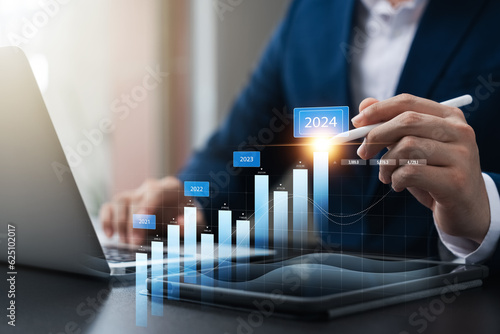 Фотография businessman new year business goals 2024, positive indicators 2024, company competitiveness on global scale, businessman calculating financial data for long term investments