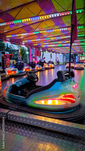 Photos manège d'auto tamponneuse dans une fête foraine, le soir