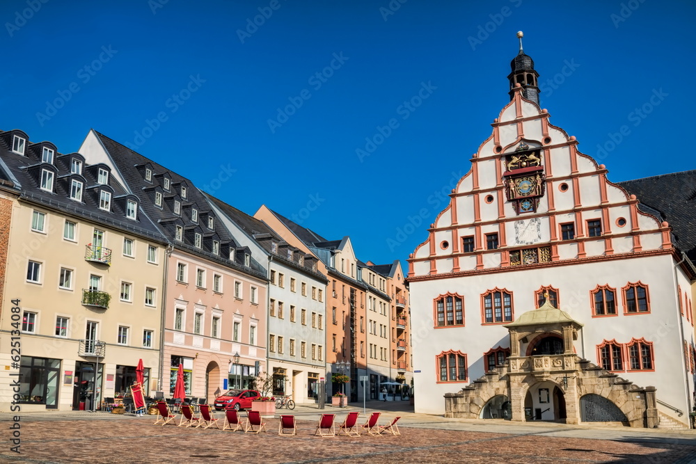 plauen, deutschland - altes Rathaus und restaurierte Häuserzeile