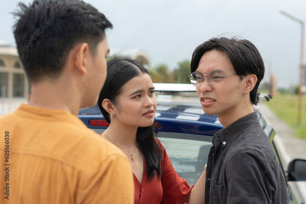 A young man defends his ex from an abusive boyfriend. A love triangle. A young man defends his ex from an abusive boyfriend. A love triangle.