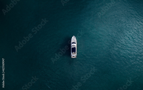 boat in the middle of ocean © Basem