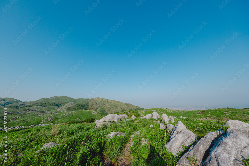 爽やかな青空の初夏の平尾台　福岡県北九州市