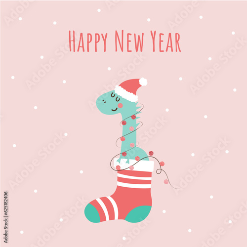 Открытка счастливого нового года 2024 dinosaur in christmas sock on pink background