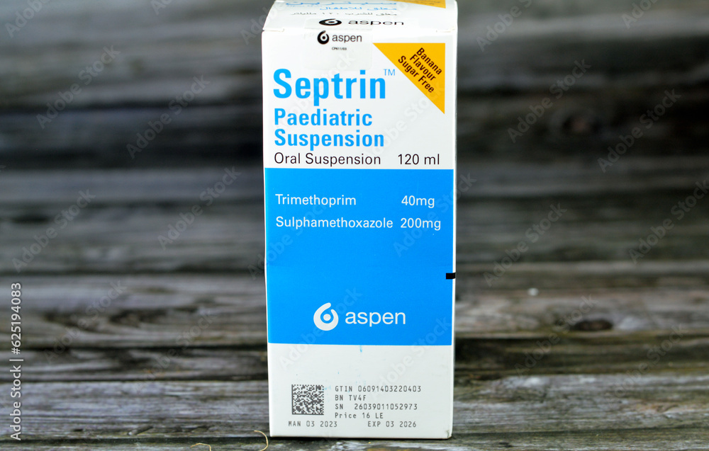 Setrin Insecticide Foto de Cairo, Egypt, July 10 2023: Septrin 40mg 200mg per 5ml ...