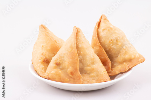 Schilderij op canvas Samosa in plate isolated on white background