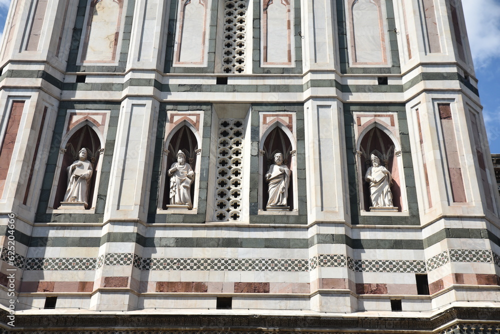 Statues et marbres polychromes du Duomo de Florence. Italie