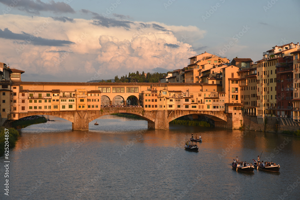 Le Ponte Vecchio à Florence au coucher du soleil. Italie
