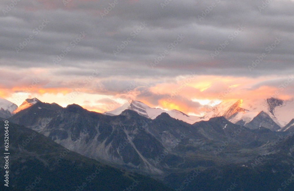 Stimmung bei Sonnenaufgang in den Alpen