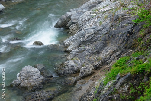 岩と川の流れ © bokotosan