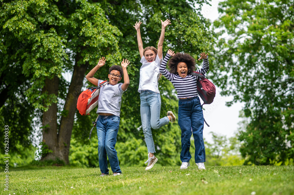 Obraz premium Group of young people feeling excited and happy in the park