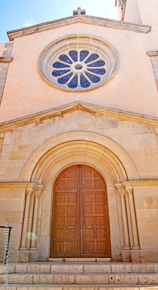 Iglesia y castillo del pueblo de Llorens del Penedes, Bajo Panadés, Tarragona, Catalunya, España, Europa