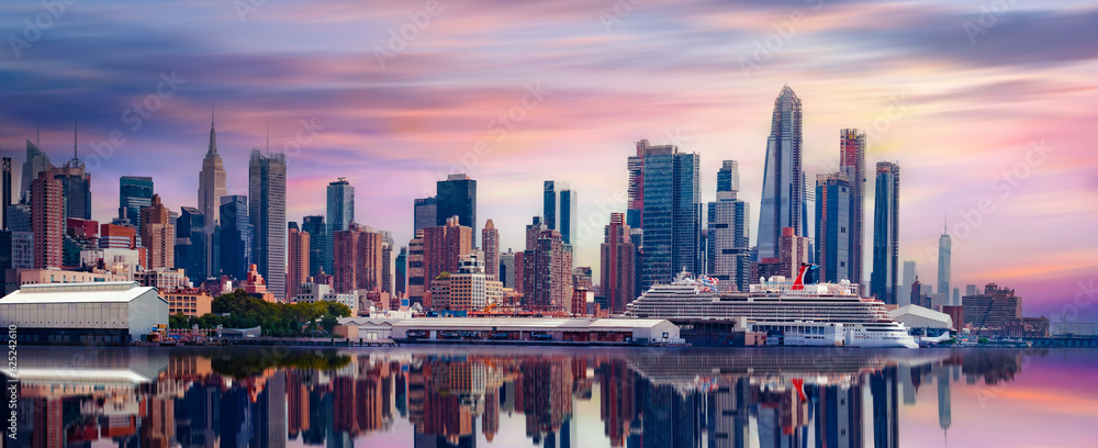 Naklejka premium New York City Manhattan downtown skyline at dusk with skyscrapers over Hudson River,