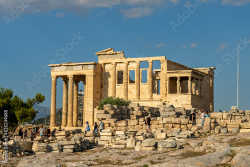 acropole antiquité athènes au coucher du soleil avec un ciel bleu