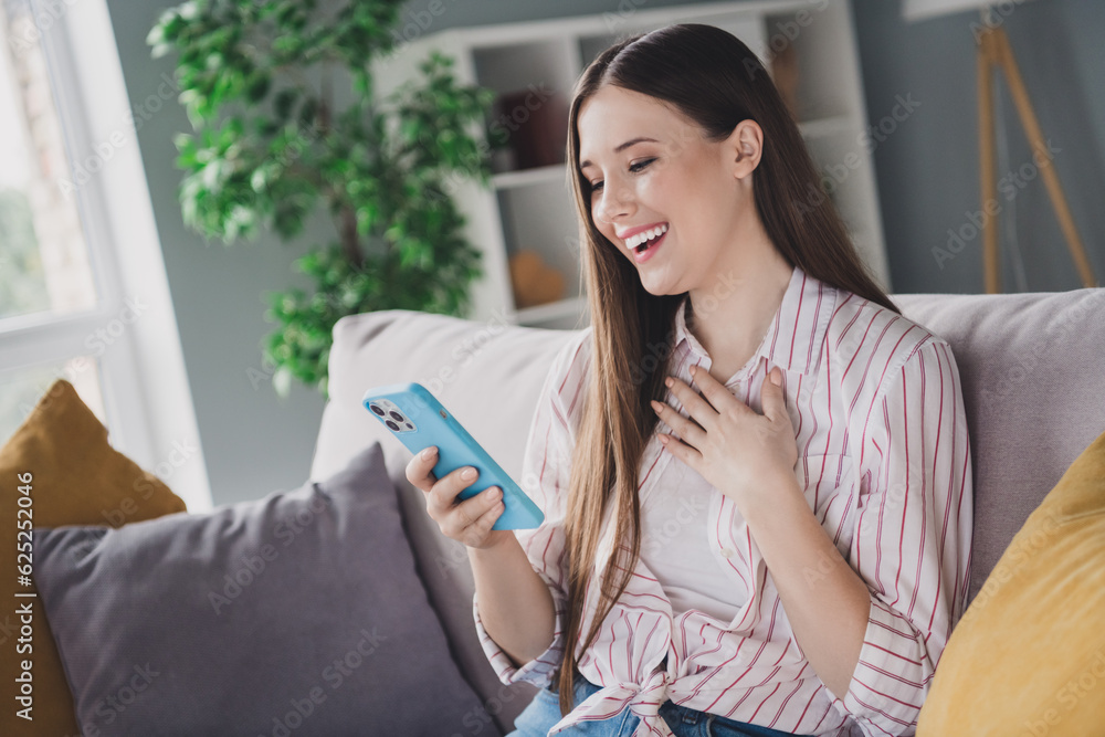 Φωτογραφία Photo of positive funky young girl wear striped shirt sitting sofa laughing read