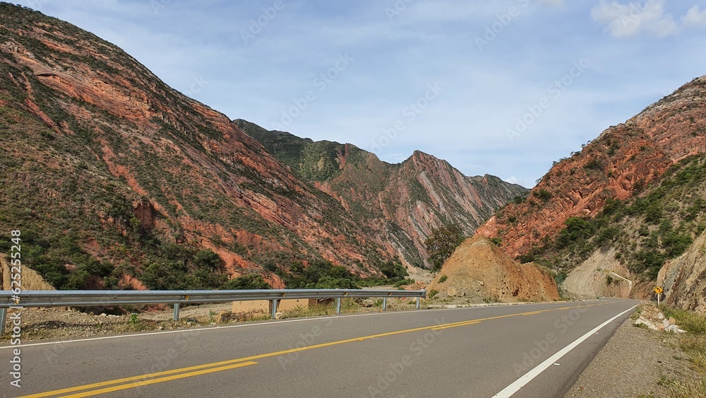 Fotografie Carretera entre montañas