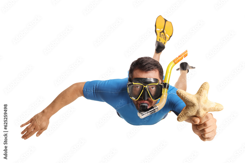 Φωτογραφία Man in a suit snorkeling with fins and a mask and holding a sea star