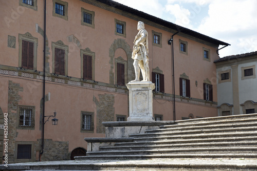 Statue sur la piazza del Duomo à Arezzo en Toscane. Italie © JFBRUNEAU