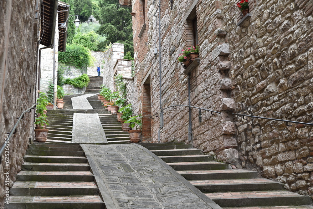 Ruelle escarpée à Gubbio. Italie