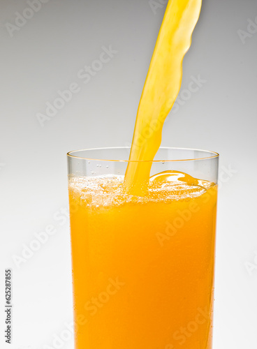 Copo de suco de laranja, fruta e folha photo