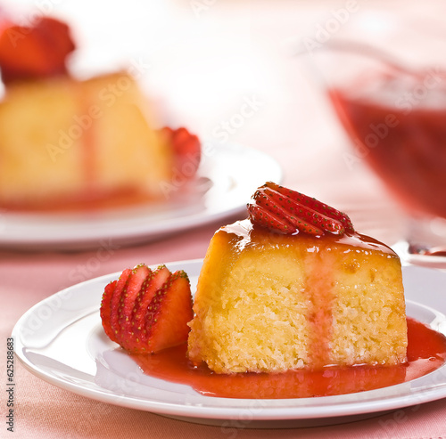 Pudim de Pão com calda de morango, frutas cortadas photo