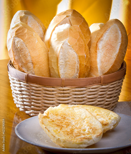 Cesta de Pão francês, arranjo em fundo