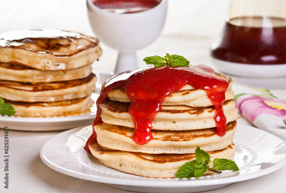 Panqueca de frutas vermelhas, com calda de morango, sobremesa doce Panqueca de frutas vermelhas, com calda de morango, sobremesa doce