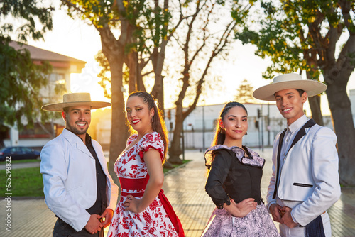 Foto portrait of a cueca chilean folk dance group of two couples dressed as huaso in