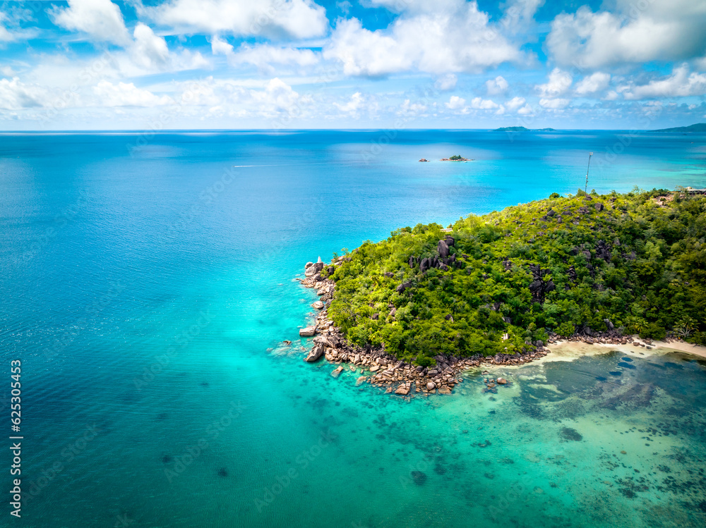 Praslin Seychelles tropical island with withe beaches and palm trees. Aerial view of tropical paradise beach with white sand and turquoise crystal clear waters of Indian Ocean - obrazy, fototapety, plakaty 