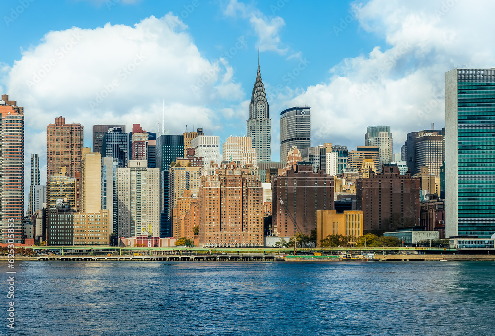 Obraz premium east Manhattan New York city skyline on a sunny day
