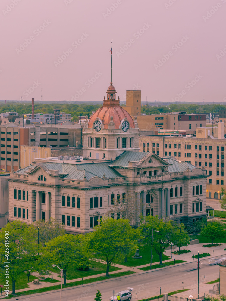 Obraz premium Brown County Courthouse at Dusk