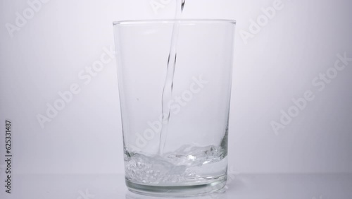 グラスに水を注ぐスローモーション