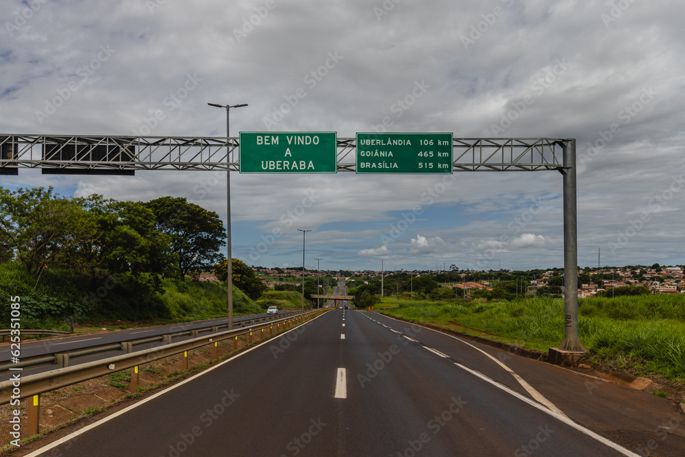 Foto de placa informativa de trânsito na entrada da cidade de Uberaba ...